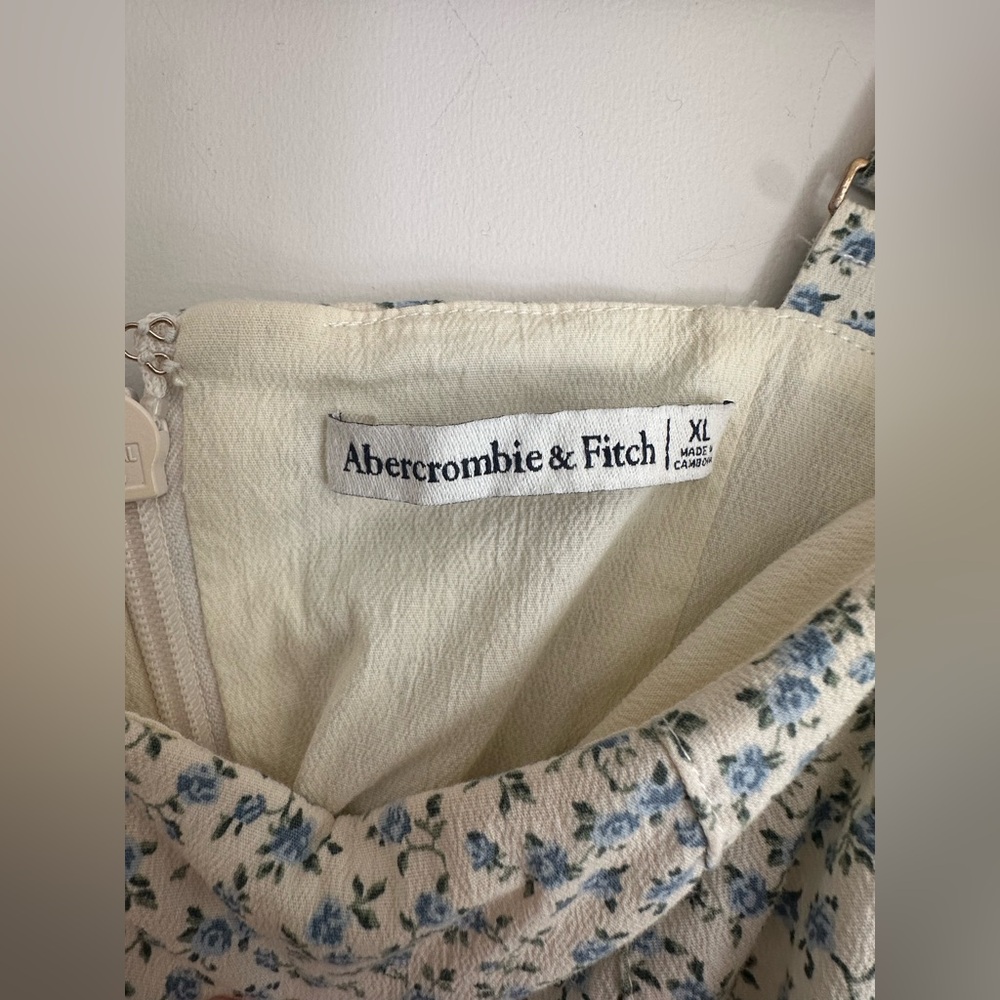 Abercrombie & Fitch Mila stretch midi dress in a blue & white floral pattern. - Picture 4 of 7